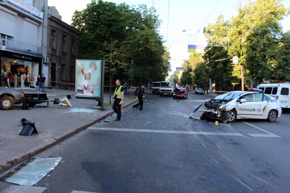 «Полицейская» авария в Харькове: протестующие перекрыли улицу (видео)  