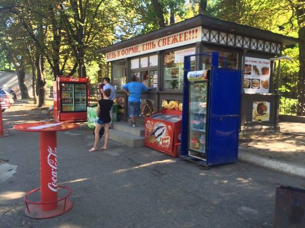 Одесский горсовет потворствует незаконной установке холодильников возле будок