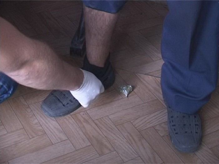 Капрал полиции спрятал наркотики в носке (видео)