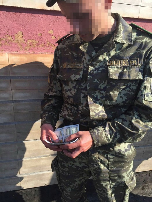 Луцкий пограничник подкупил коллег для помощи контрабандистам  