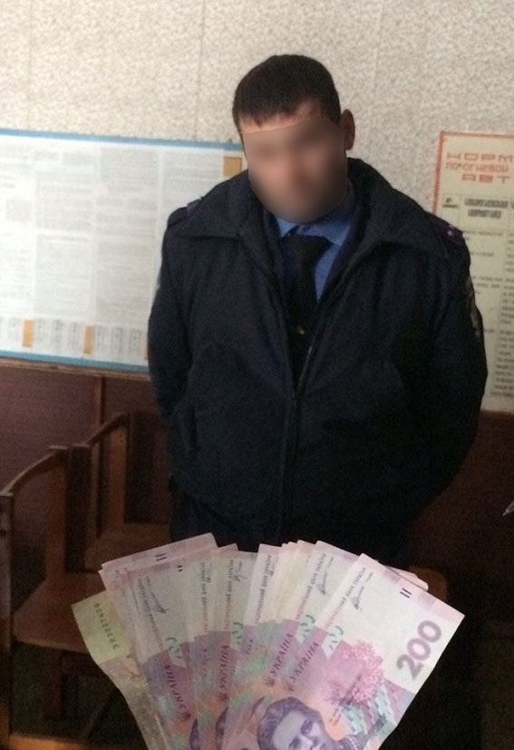 Молодой черкасский полицейский быстро стал коррупционером  