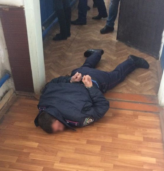 Молодой черкасский полицейский быстро стал коррупционером  