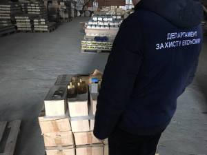 Украинские аферисты наловчились выпускать поддельные духи мировых брендов (фото)