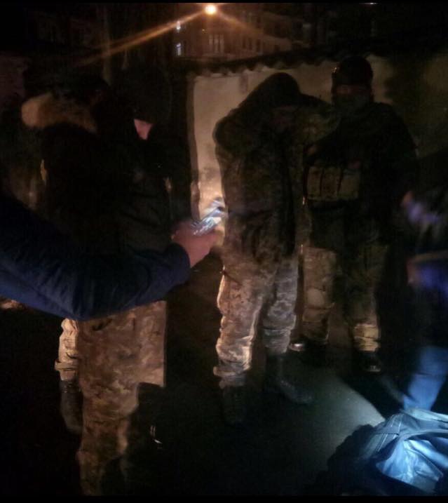 Военнослужащий ВМС хотел отвезти на Майдан партию автоматов  