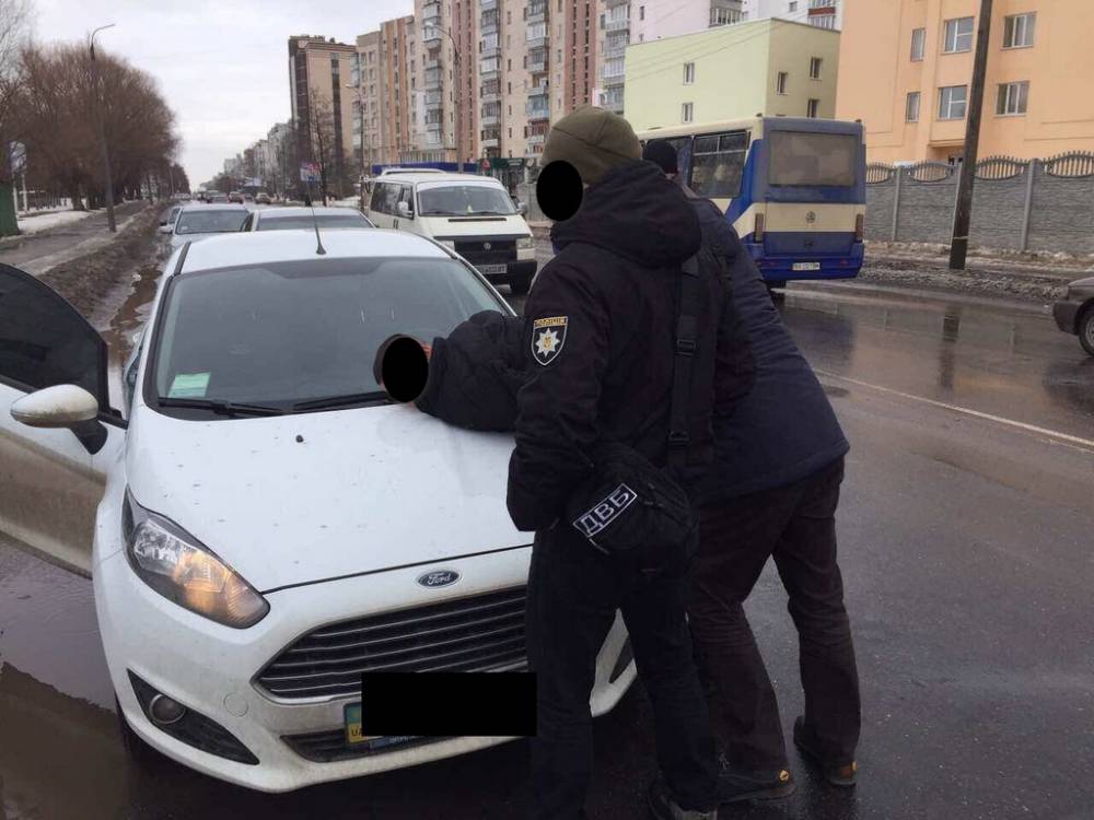 Полицейский получил «матпомощь» от задержанного  