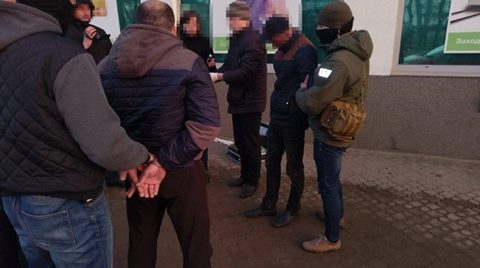 Полицейский и рецидивист занялись рэкетом  