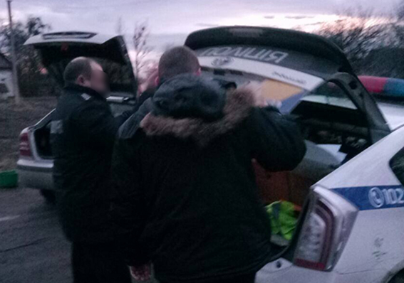 Полицейские убегали от преследования, выбрасывая из авто деньги и топливные талоны  