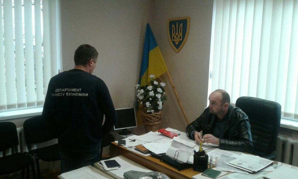 Глава закарпатского села хотел взятку за установку будки  