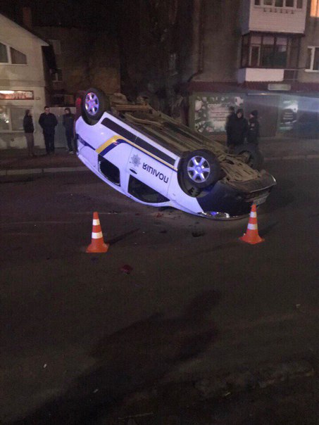 В Дрогобыче перевернулся полицейский автомобиль  