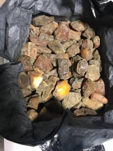 Контрабандный янтарь пытались провезти на самолет под видом сладостей  