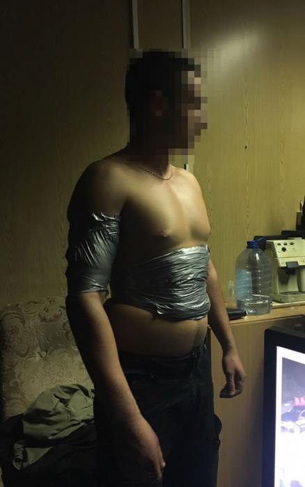 Украинец перевез почти килограмм марихуаны на своем теле