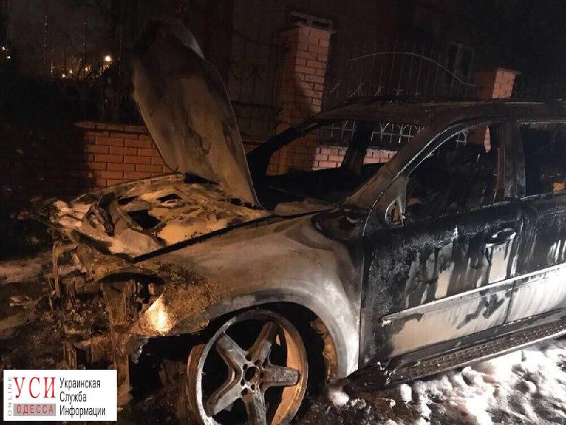 Жене одесского депутата сожгли машину