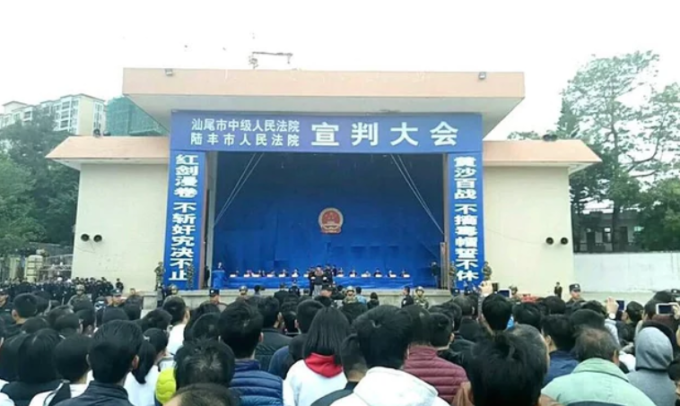 В Китае устроили публичную казнь