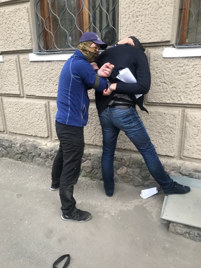 В Харькове за взятку обещали открыть уголовное дело  