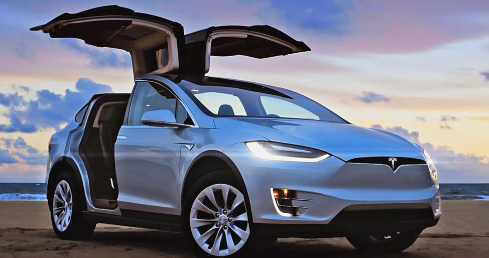 У Києві комунальник подарував дружині з сервісного центру МВС Tesla за 1,2 млн гривень  