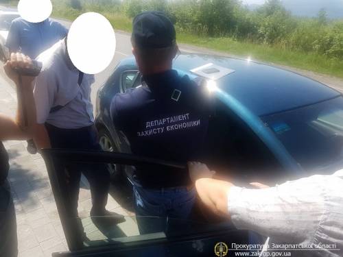В Хусте поймали инспектора Гоструда на взятке 300 долларов  