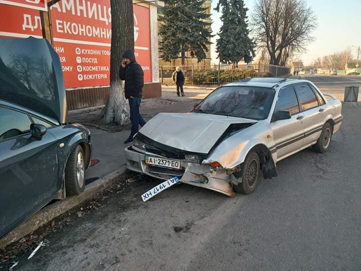 Под Киевом полицейские во время погони врезались в магазин  