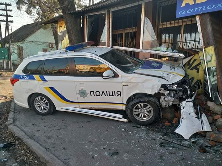 Под Киевом полицейские во время погони врезались в магазин  