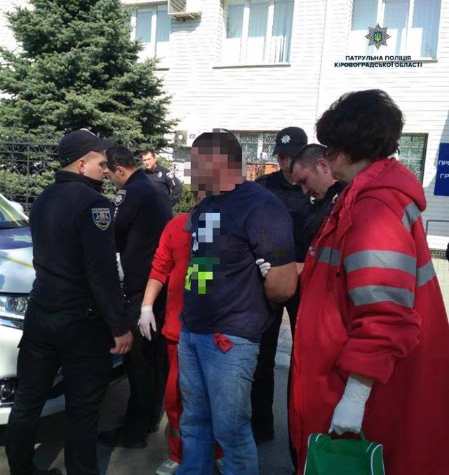 Возмущенный водитель сбил патрульного в Кропивницком  