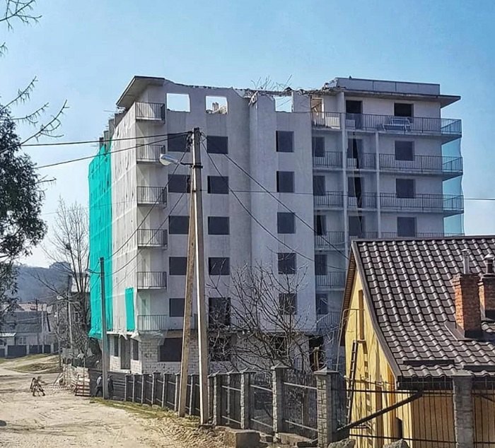 Во Львове впервые начали демонтировать незаконную многоэтажку