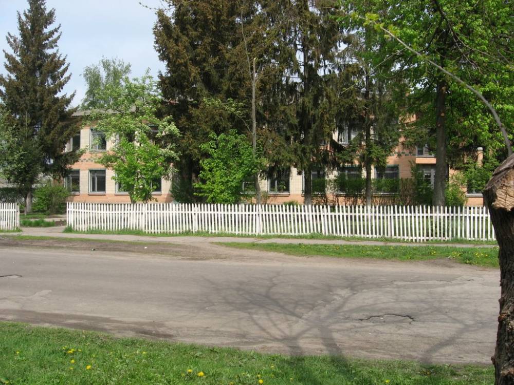 В школу Лохвицы по баснословной цене купили мебель  