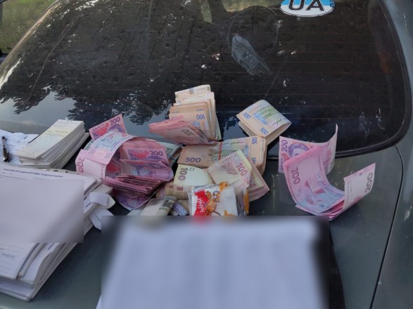 Донецкий полицейский после поимки на взятке продолжил собирать деньги  