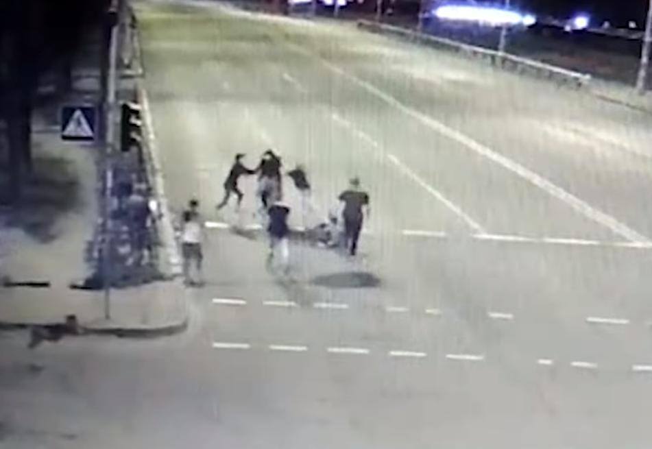 Группе пьяных киевлян, избивших полицейского за замечание, вручили подозрение  
