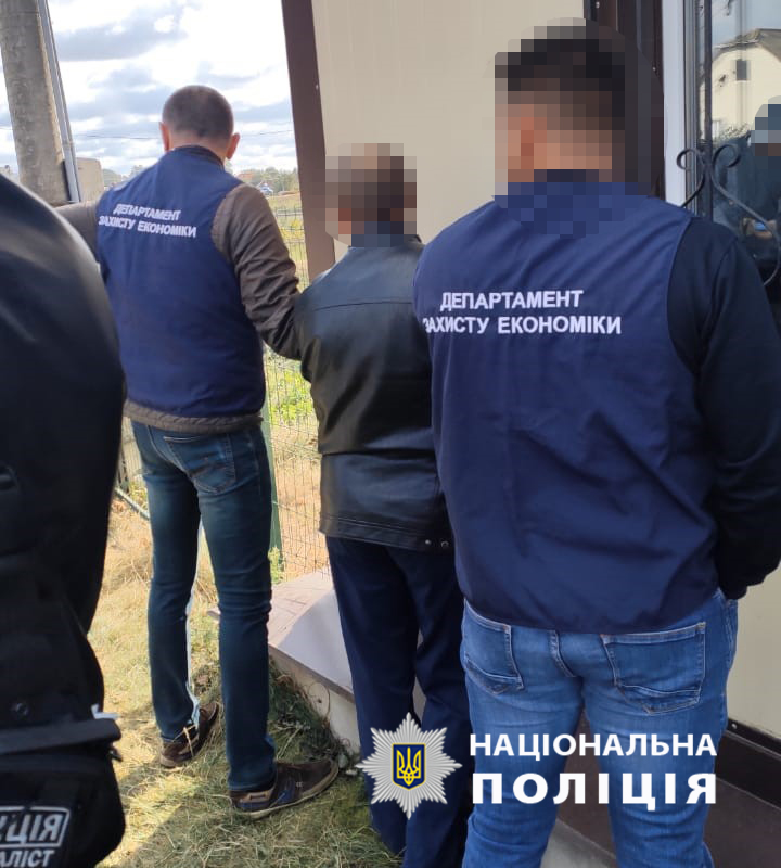 Экс-чиновник райадминистрации в Хмельницкой области брал взятки для работников Госгеокадастра  