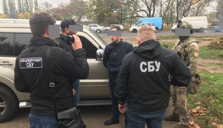 В Одессе коммунальщик шантажировал торговцев  