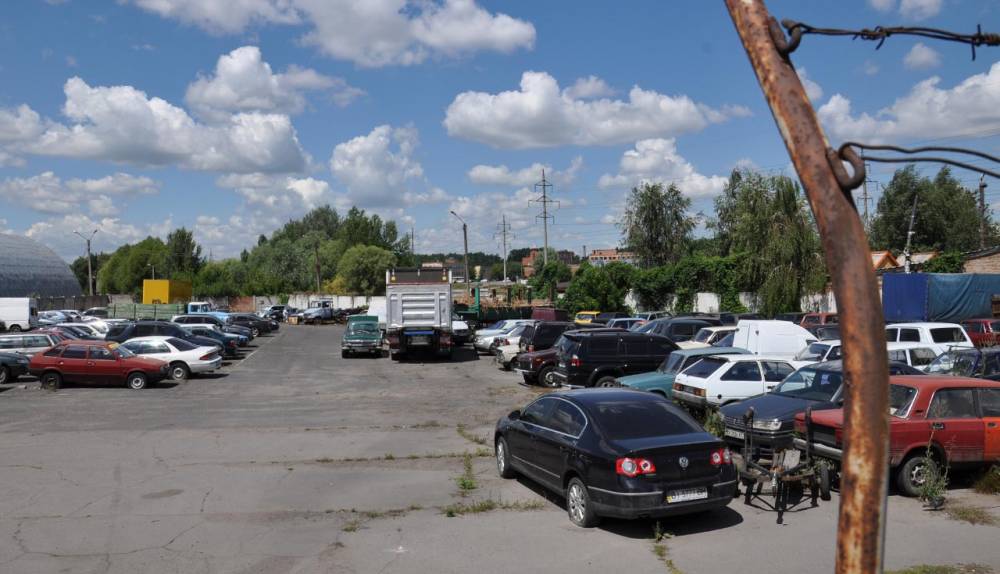 Директор штрафплощадки в Полтавской области тайно сбывал изъятые машины