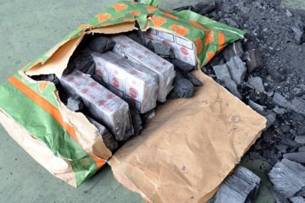 Контрабандисты пытались вывезти в ЕС сигареты под видом угля  