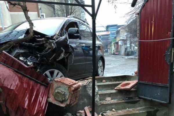 В Черновцах полицейский-наркоман устроил погоню с ДТП за пьяным водителем