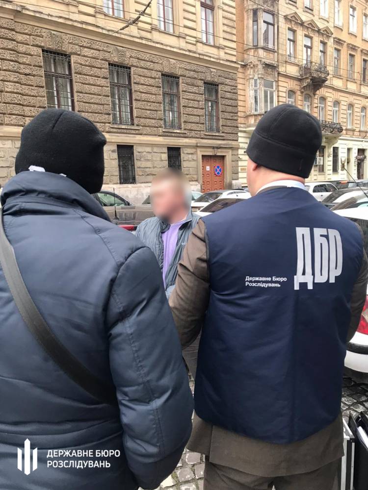 Во Львовской области полицейский обещал помочь избежать призыва за взятку  