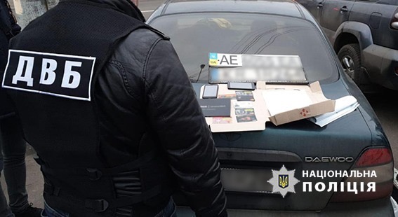 В Харьковской области полицейский продавал поддельные документы на автомобили и номера