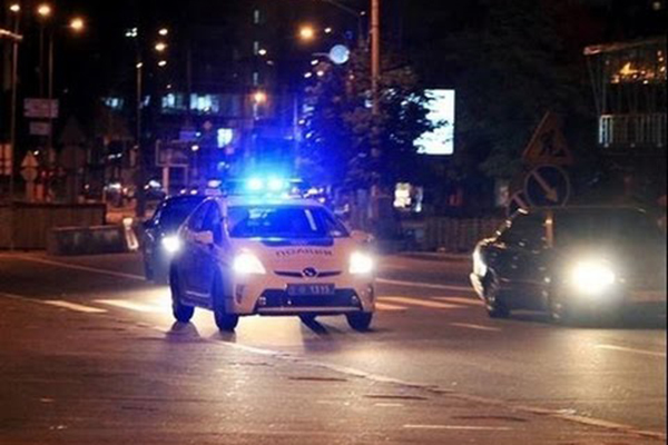 Во Львове Mercedes протаранил автомобиль оформлявших ДТП патрульных и скрылся  