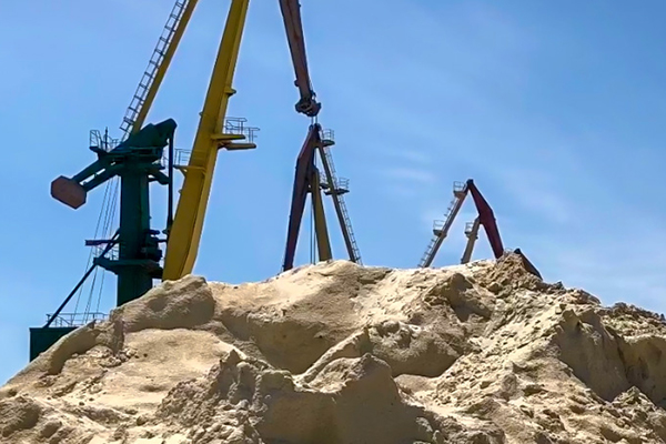Чиновников Херсонского порта подозревают в разворовывании месторождения песка
