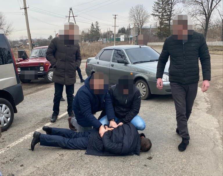 Глава территориальной общины Хмельницкой области требовал взятку для покупки ружья  