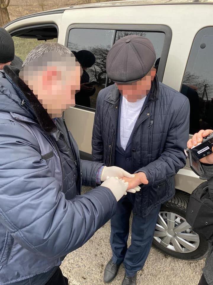 Глава территориальной общины Хмельницкой области требовал взятку для покупки ружья  