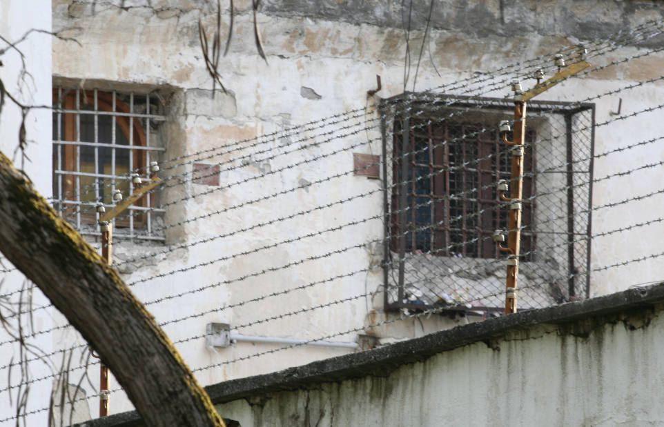Дыры в крыше: в Полтавском СИЗО заключенные живут в нечеловеческих условиях