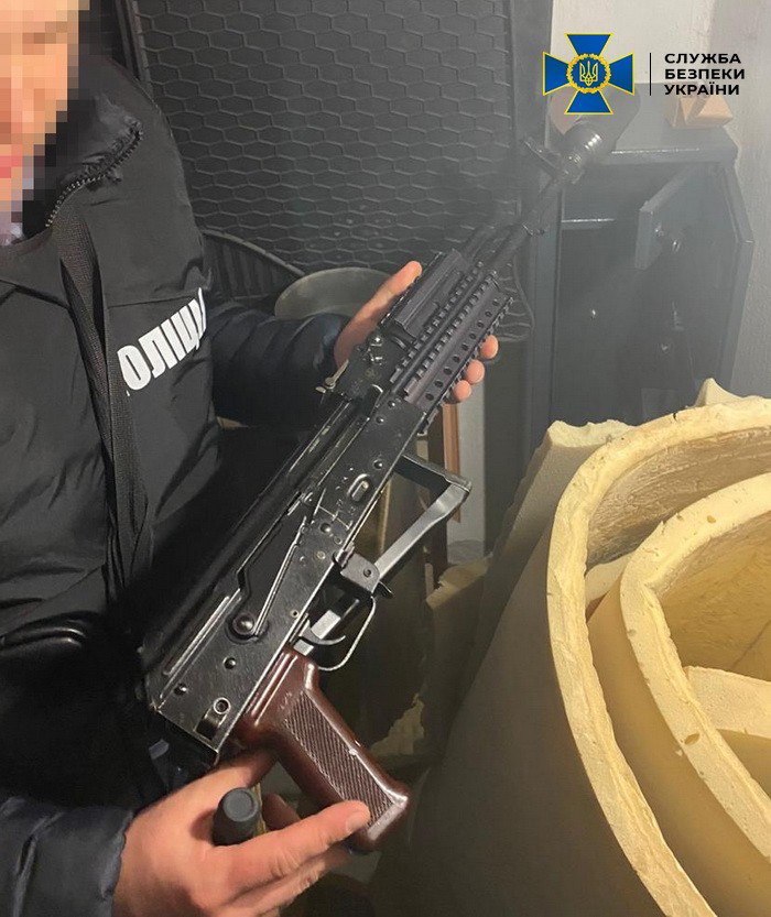 Во Львовской области владелец турфирмы вместе с экс-военным организовали группировку по сбыту оружия  