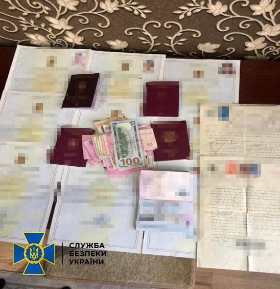 Украинец организовал схему по незаконной легализации россиян в ЕС