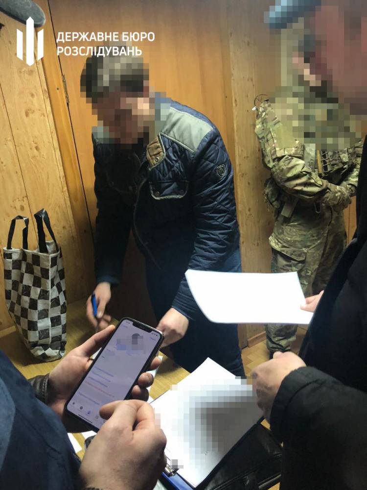 В Покровске задержали прокурора, вымогавшего 3,5 тысячи долларов