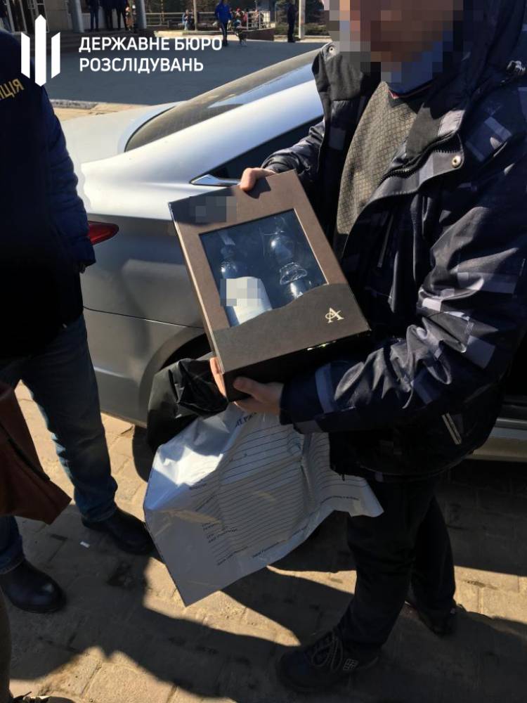 В Черновицкой области налоговик за взятку обещал беспрепятственную торговлю алкоголем  
