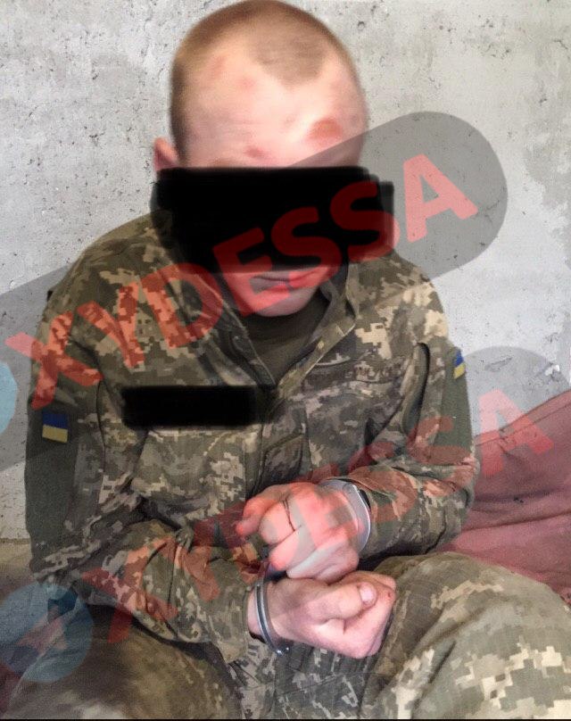 В Одессе солдат ранил ножом сослуживца и патрульного  