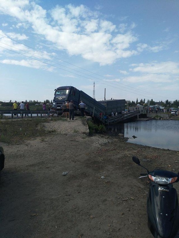 В Николаевской области под фурой обрушился мост