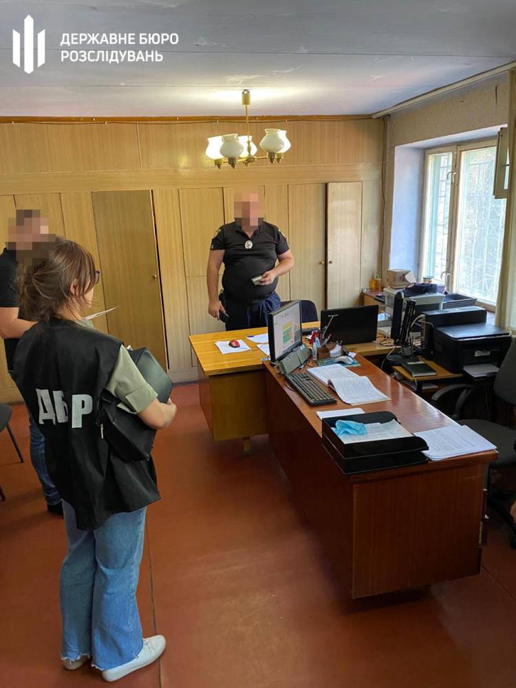 В Кривом Роге полицейский вымогал у школьника 10 тысяч гривен  