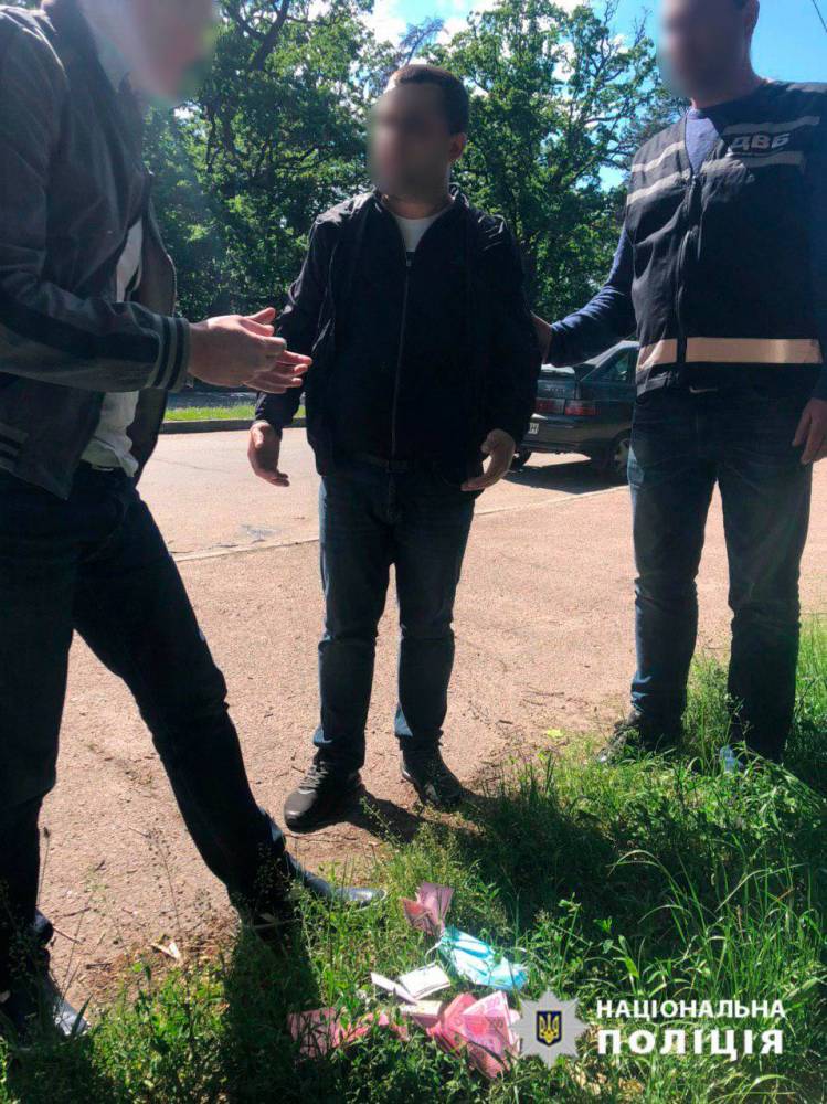 В Черкассах полицейского задержали при попытке продать краденное оружие  