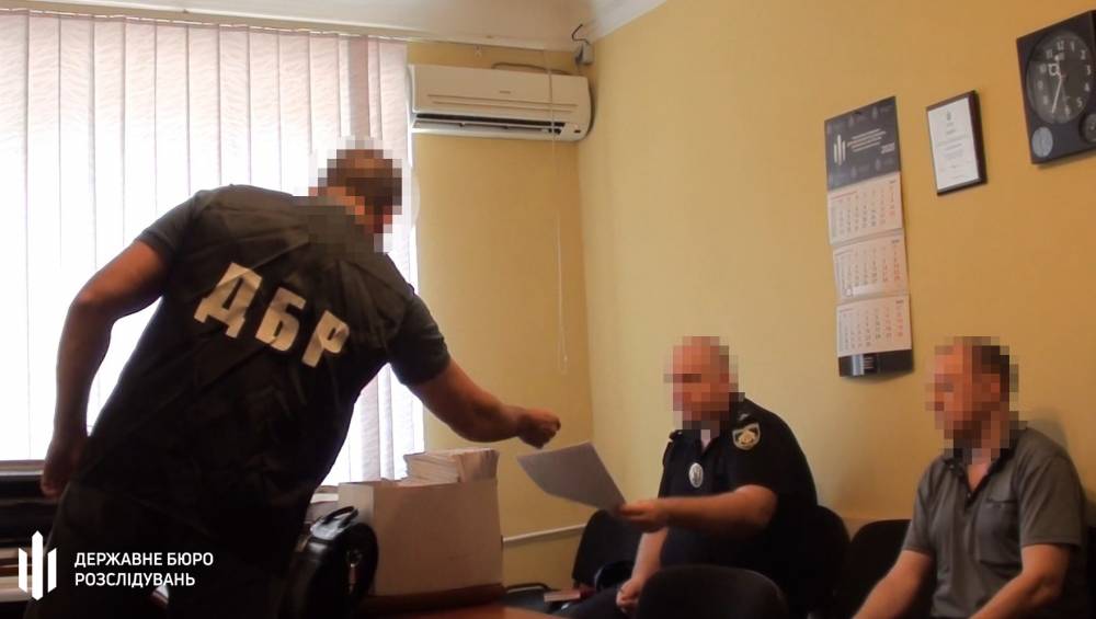 В Кривом Роге полицейского уличили в давлении на частного предпринимателя  