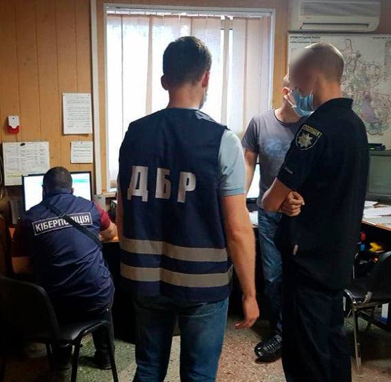 В Кременчуге полицейский торговал служебной информацией