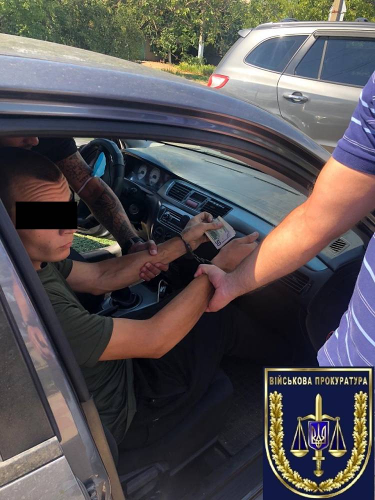 В Белгород-Днестровском пограничник получил от контрабандиста 350 долларов